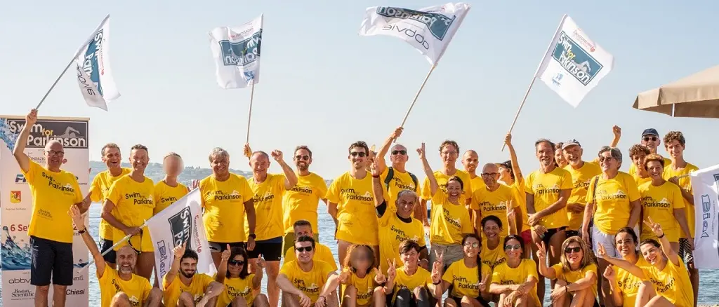 Parkinson, familiari e neurologi sfidano la malattia attraversando a nuoto lo Stretto