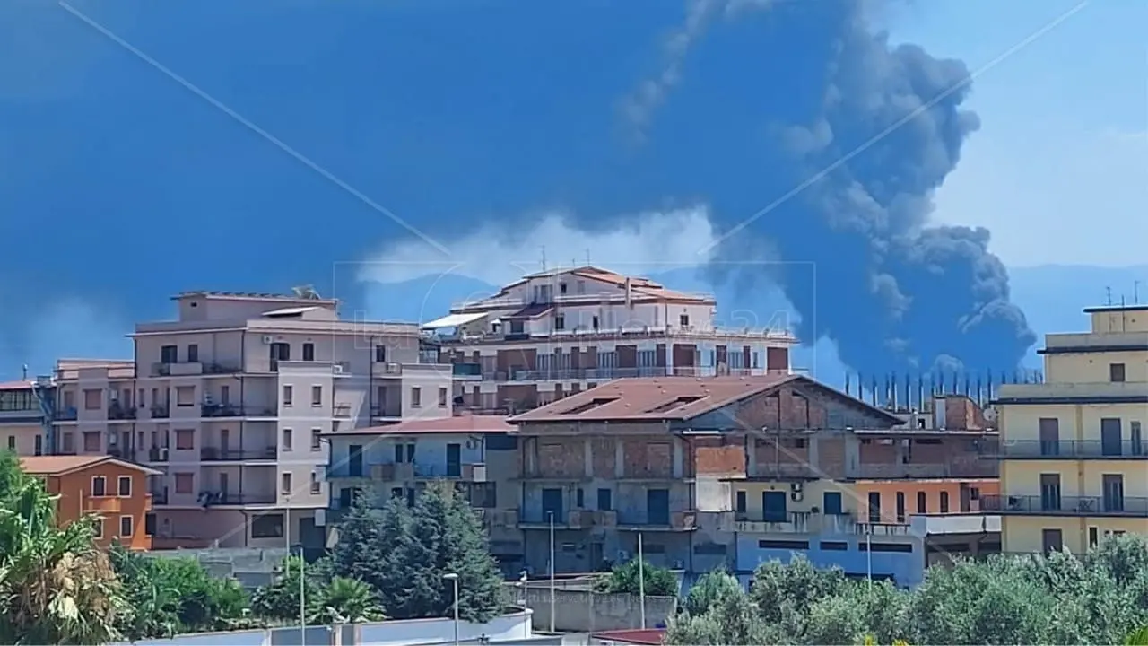 Palmi, la discarica continua a bruciare: Vigili del fuoco in azione da 5 giorni