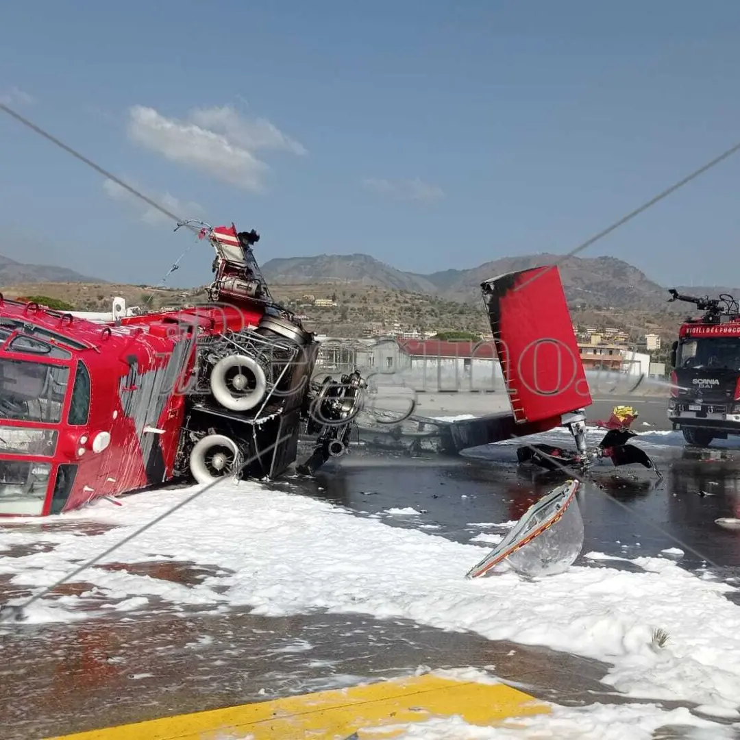 Reggio, riaperto Aeroporto dopo incidente con elicottero dei Vigili del Fuoco. In buone condizioni i due piloti | FOTO