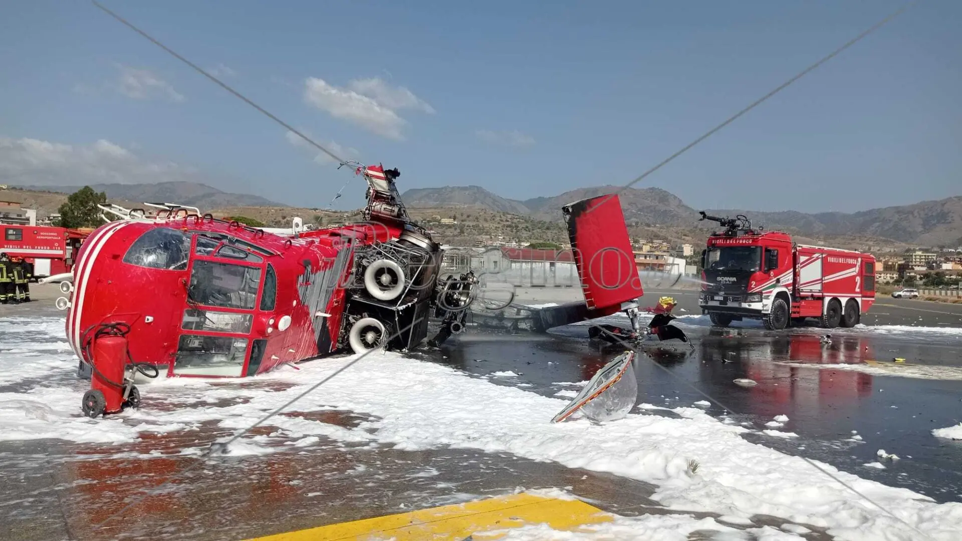 Reggio, riaperto Aeroporto dopo incidente con elicottero dei Vigili del Fuoco. In buone condizioni i due piloti | FOTO