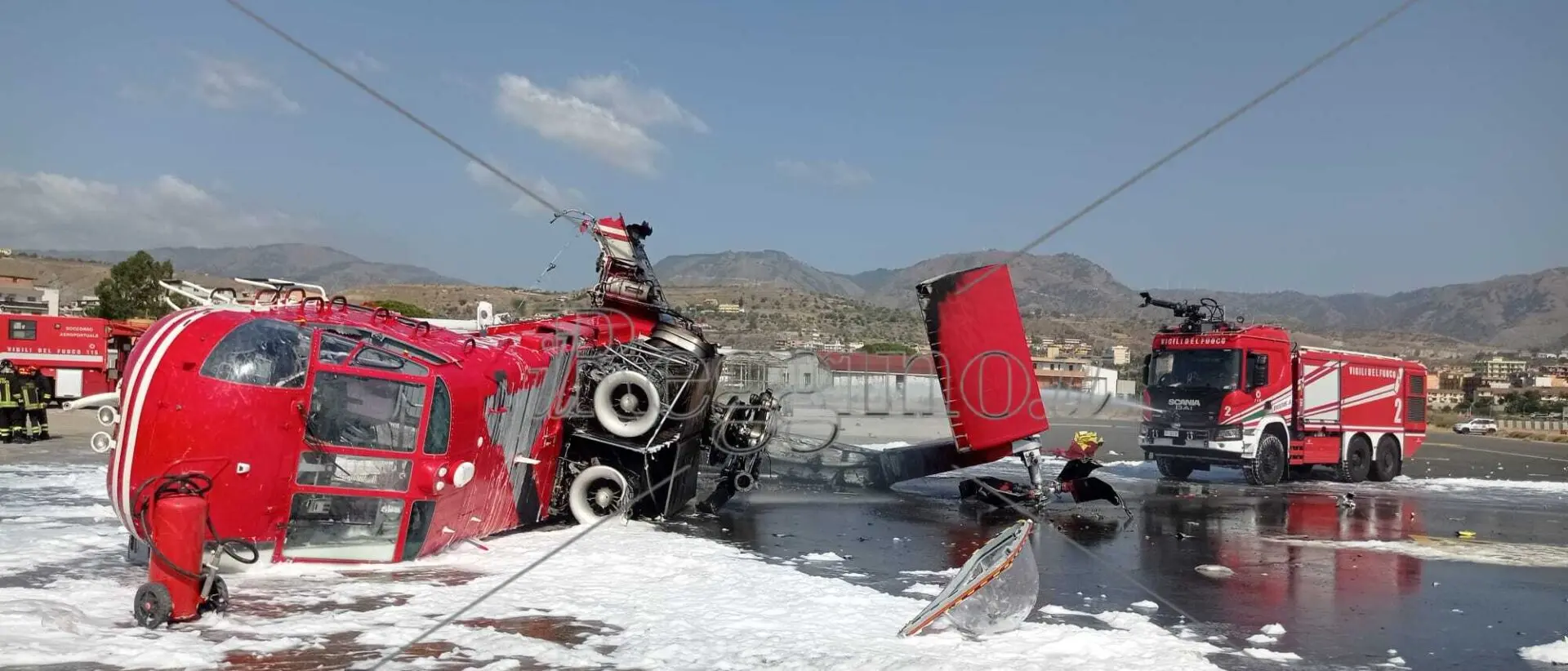 Reggio, riaperto Aeroporto dopo incidente con elicottero dei Vigili del Fuoco. In buone condizioni i due piloti | FOTO