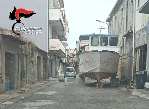 Gioia Tauro, parcheggia la propria barca su pubblica via: denunciato il proprietario