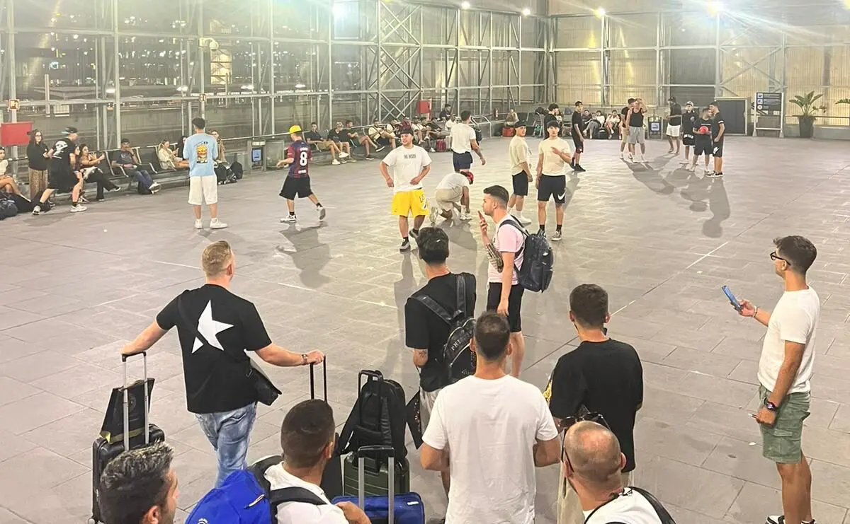 Bloccati a Barcellona in attesa del volo per Reggio, ragazzi trasformano \"El Prat\" in un piccolo Granillo