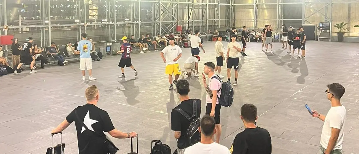 Bloccati a Barcellona in attesa del volo per Reggio, ragazzi trasformano \"El Prat\" in un piccolo Granillo