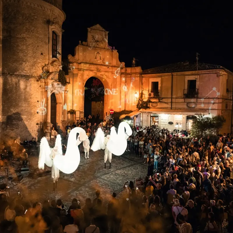 L'estate a Gerace si illumina con la magia degli artisti di strada