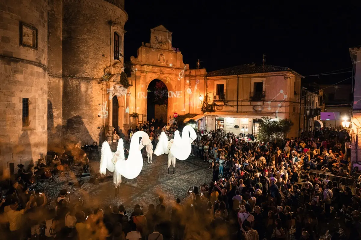 L'estate a Gerace si illumina con la magia degli artisti di strada