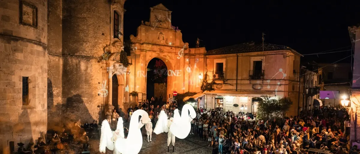 L'estate a Gerace si illumina con la magia degli artisti di strada
