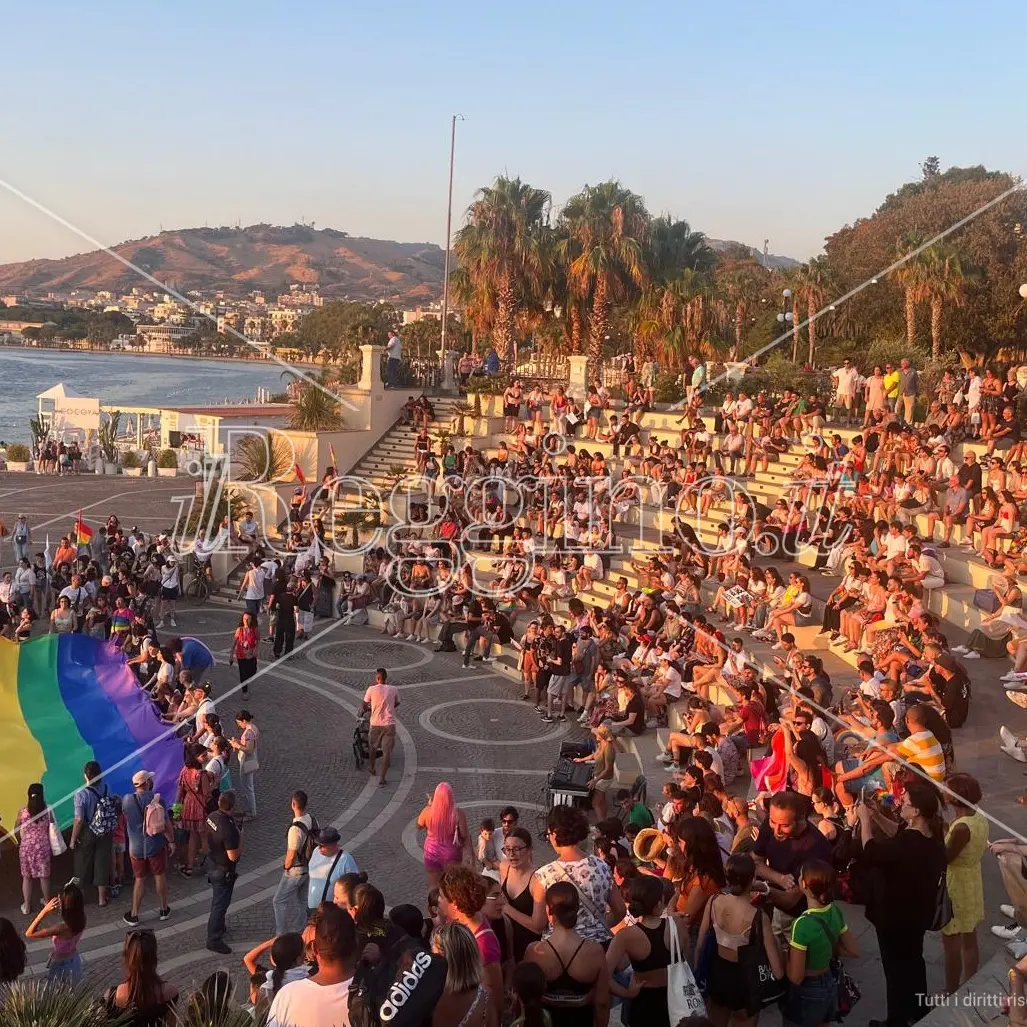 Reggio, nel decennale del primo Pride in Calabria sfila il corteo Arcobaleno in riva allo Stretto - FOTO e VIDEO