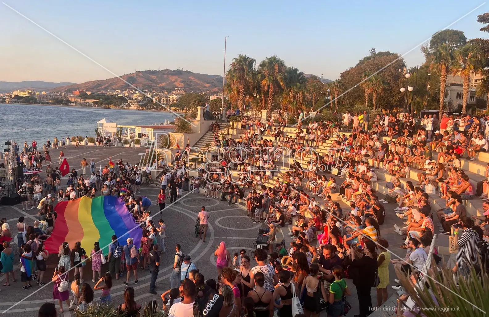 Reggio, nel decennale del primo Pride in Calabria sfila il corteo Arcobaleno in riva allo Stretto - FOTO e VIDEO