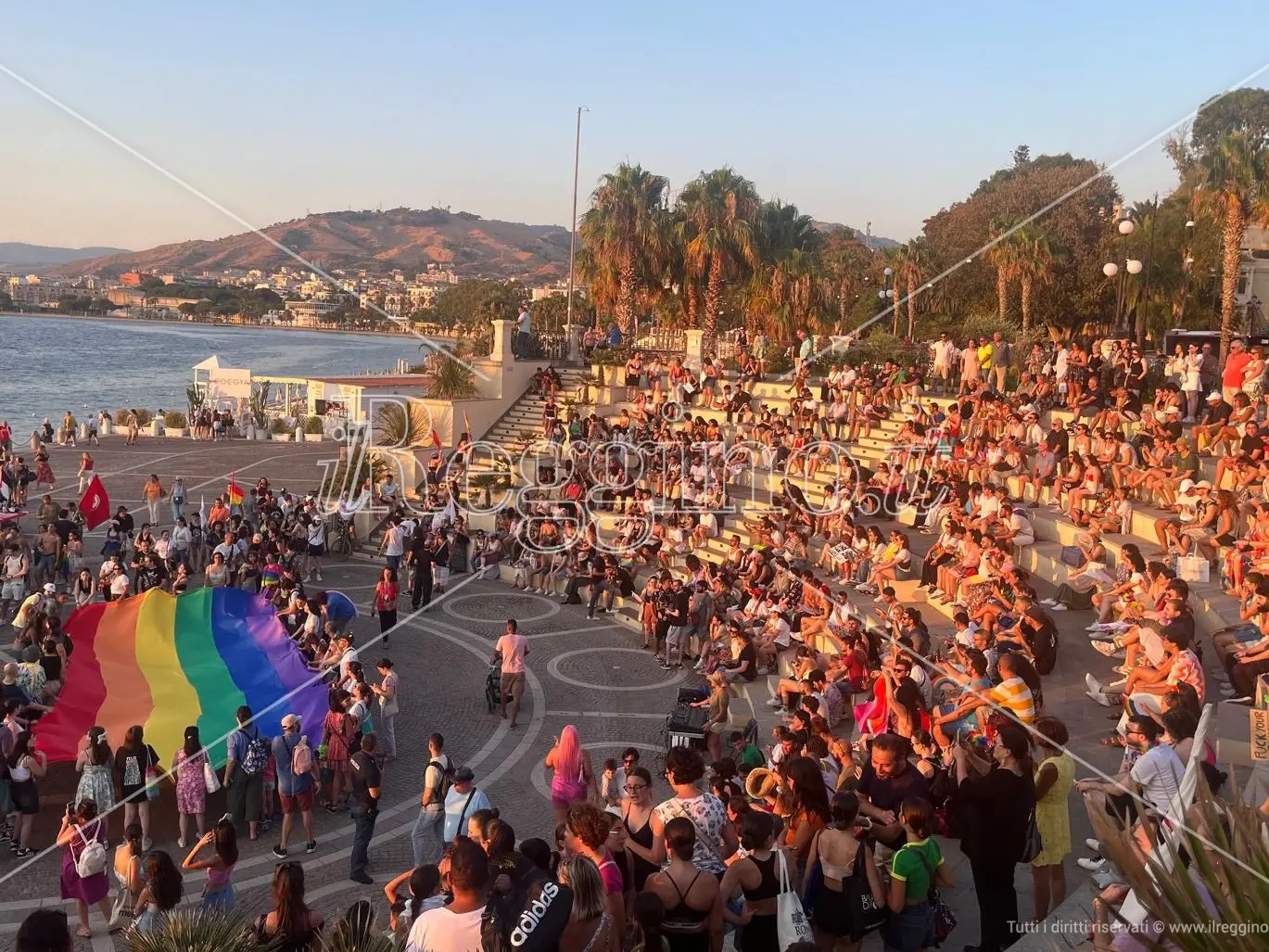 Reggio, nel decennale del primo Pride in Calabria sfila il corteo Arcobaleno in riva allo Stretto - FOTO e VIDEO