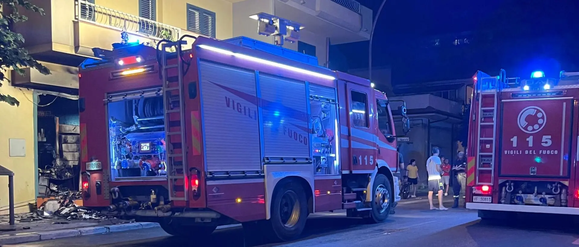 Siderno, a fuoco un negozio gestito da cinesi in pieno centro