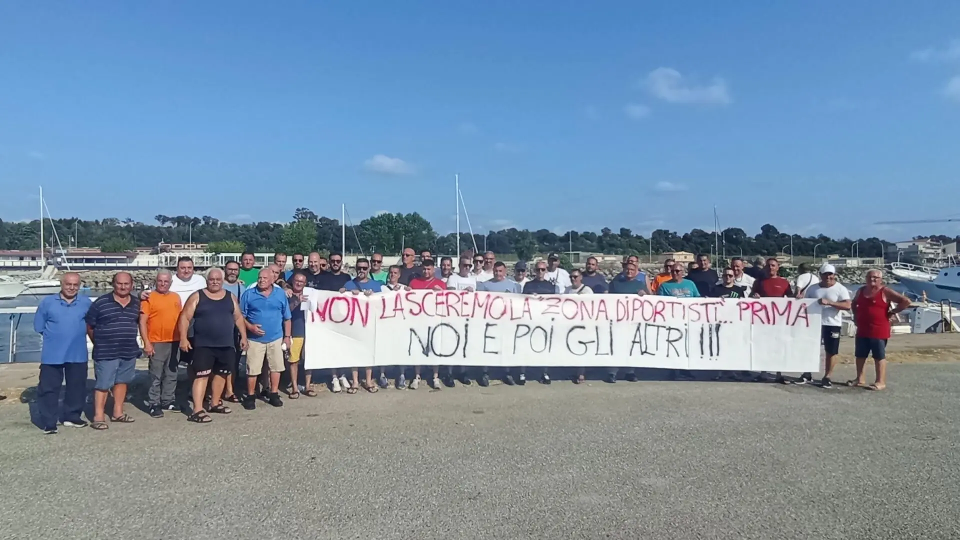 Porto di Gioia Tauro, sit-in pacifico dei pescatori invitati a sgomberare le proprie imbarcazioni