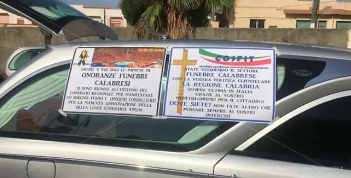 Il funerale della politica calabrese In scena la protesta alla Regione