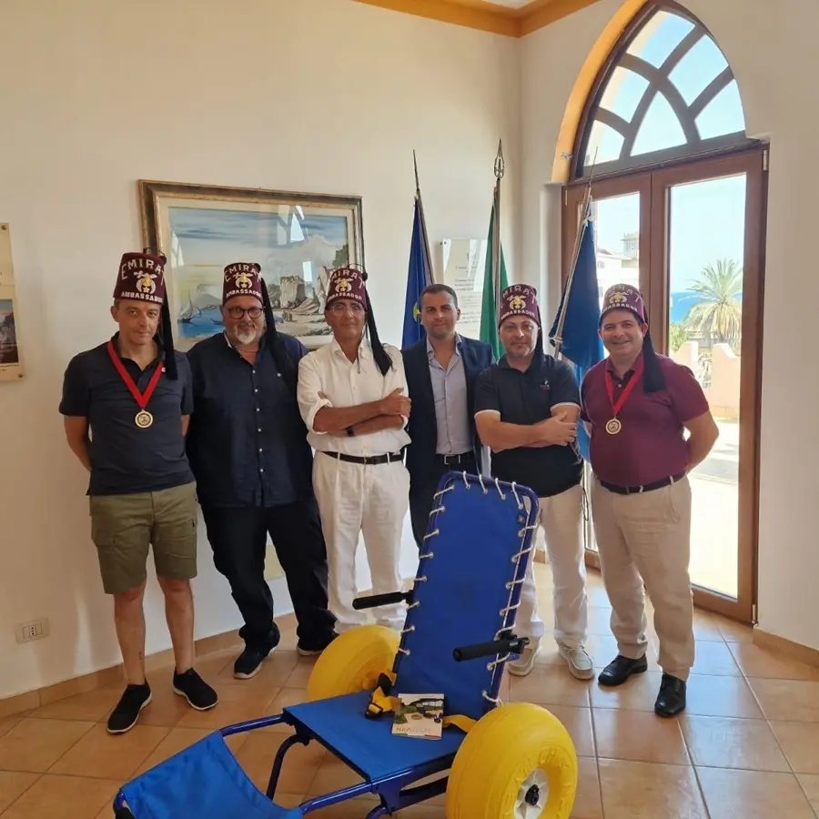 Bova Marina, l'Emirat Shrine Rhegion dona al Comune una carrozzina da spiaggia per bambini disabili