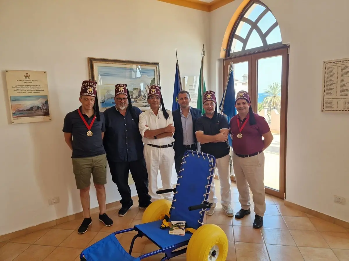 Bova Marina, l'Emirat Shrine Rhegion dona al Comune una carrozzina da spiaggia per bambini disabili