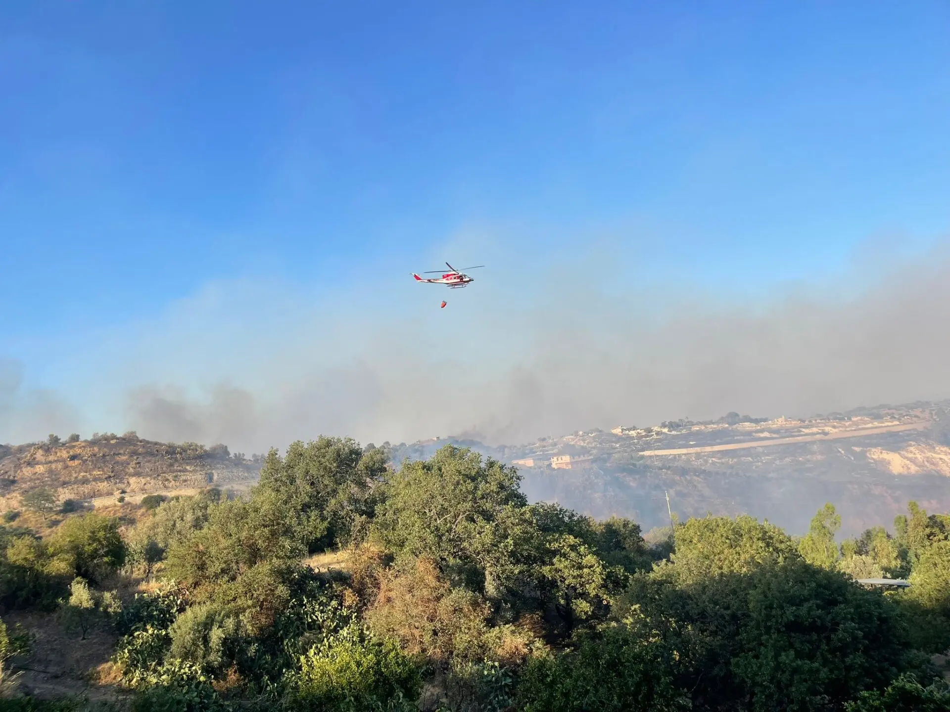 Ardore nella morsa degli incendi, evacuate tre famiglie | FOTO