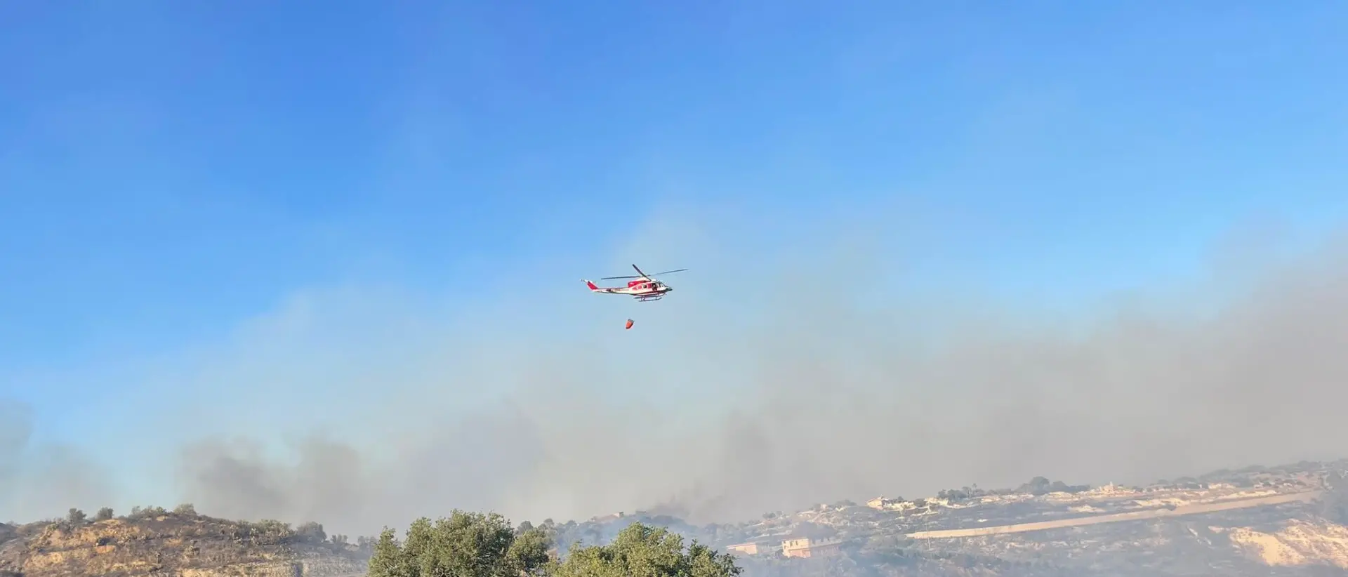 Ardore nella morsa degli incendi, evacuate tre famiglie | FOTO