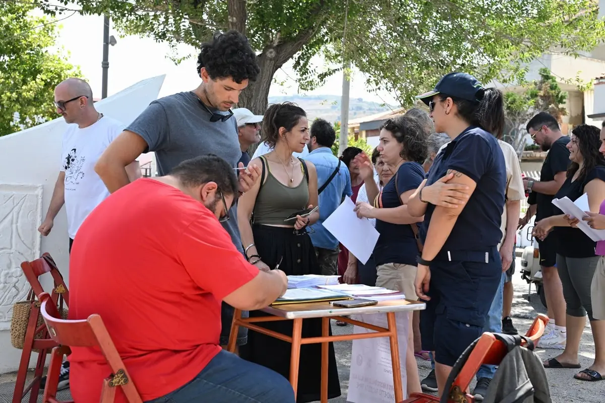 A Villa la raccolta firme contro l'autonomia differenziata di Nuvola Rossa