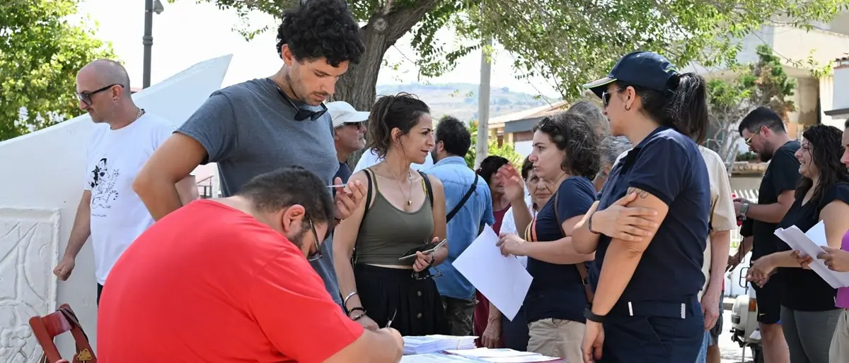 A Villa la raccolta firme contro l'autonomia differenziata di Nuvola Rossa