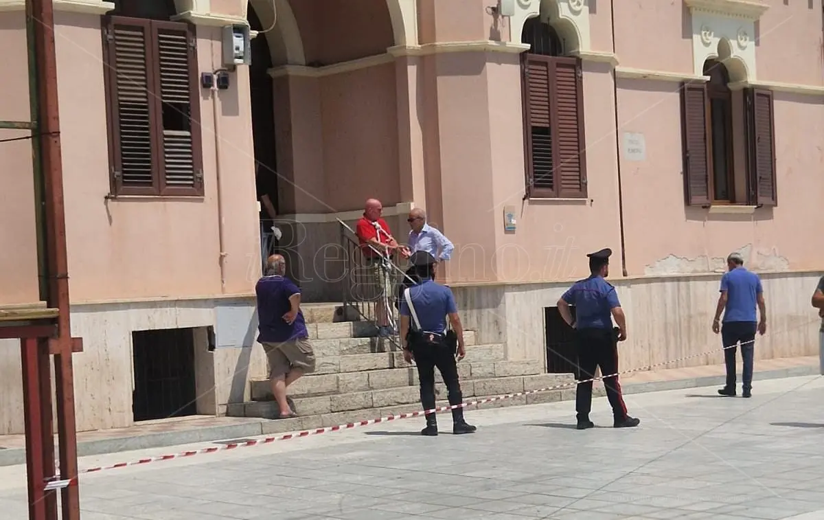 Bova Marina, imprenditore si incatena davanti al comune con una bombola di gas