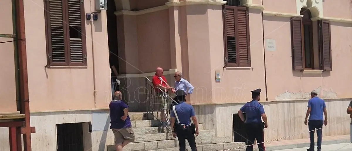 Bova Marina, imprenditore si incatena davanti al comune con una bombola di gas