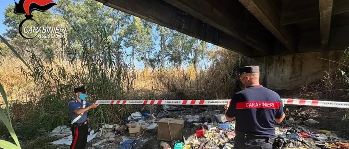 Rizziconi, sequestrata discarica abusiva: in tre siti vicini rinvenute lastre eternit, rifiuti di edilizia e parti di auto