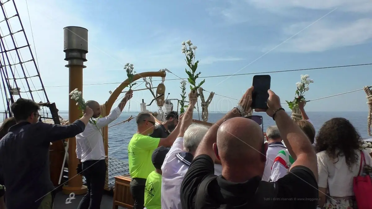 Scilla, la nave scuola Palinuro rende onore al capitano de Grazia: 29 fiori bianchi in mare e la sera il Tricolore - FOTO e VIDEO