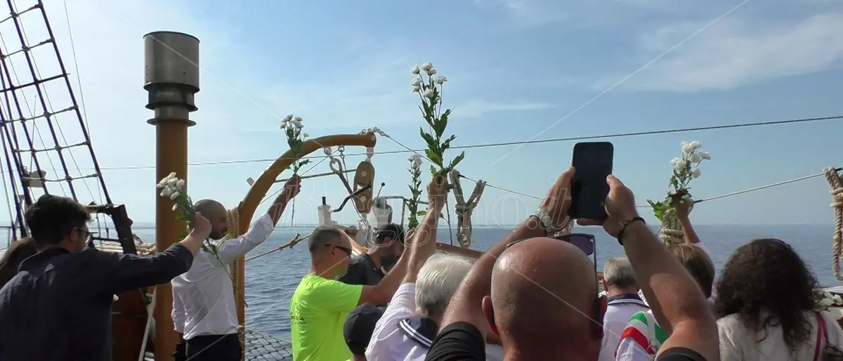Scilla, la nave scuola Palinuro rende onore al capitano de Grazia: 29 fiori bianchi in mare e la sera il Tricolore - FOTO e VIDEO