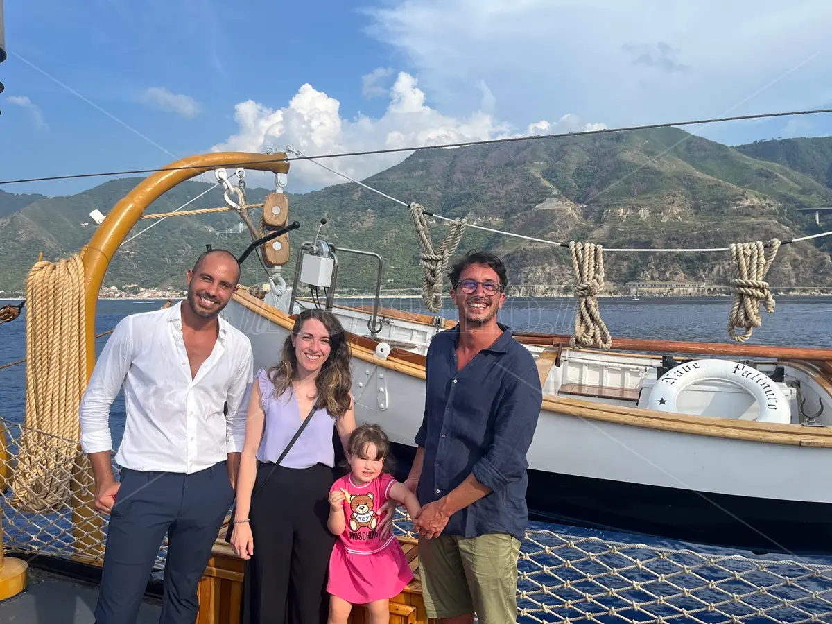 Omaggio a De Grazia a Scilla, i figli Giovanni e Roberto: «Sulla navi della Marina Militare ritroviamo la dolcezza del ricordo di papà»