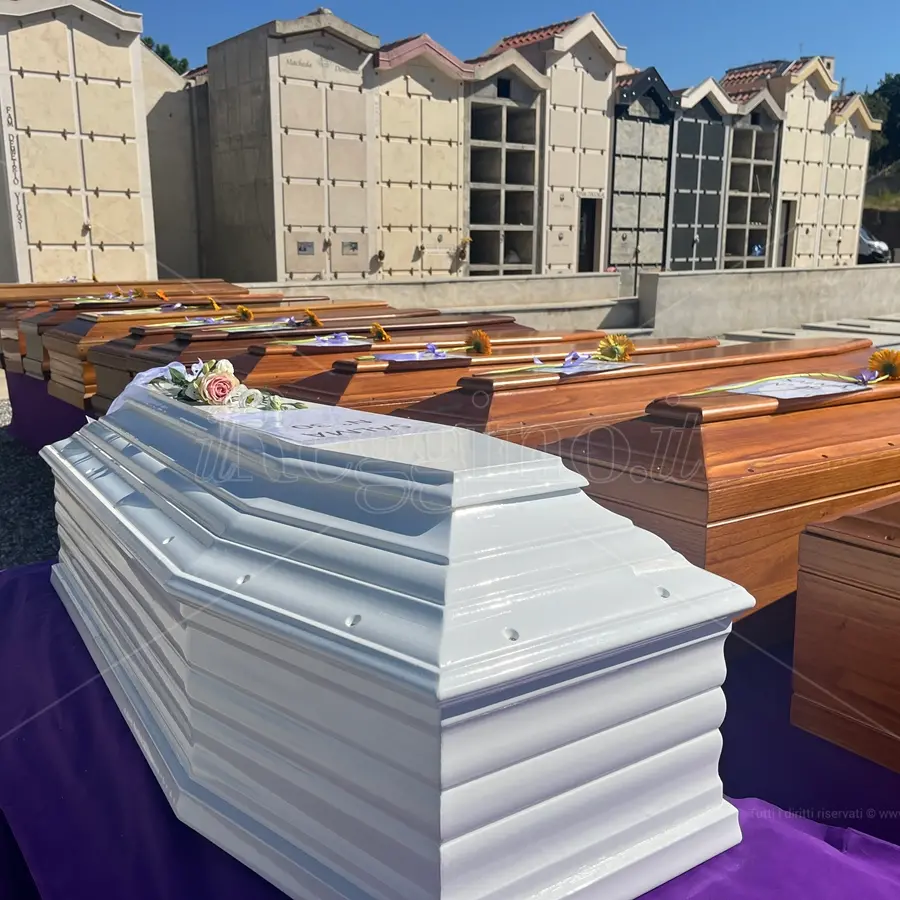 Reggio, il cimitero di Armo “accoglie” 21 salme di migranti: musulmani e cattolici in preghiera prima dell’abbraccio della terra - VIDEO