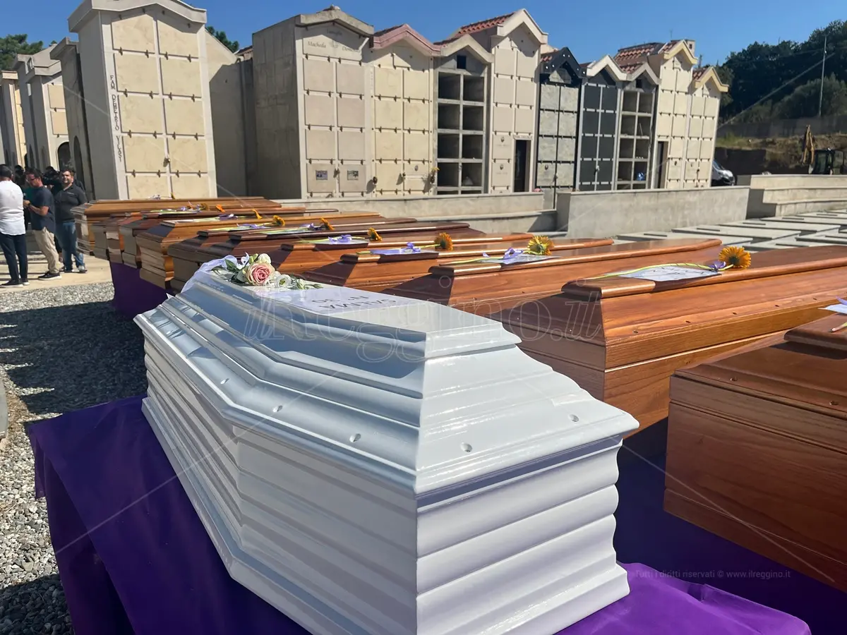 Reggio, il cimitero di Armo “accoglie” 21 salme di migranti: musulmani e cattolici in preghiera prima dell’abbraccio della terra - VIDEO