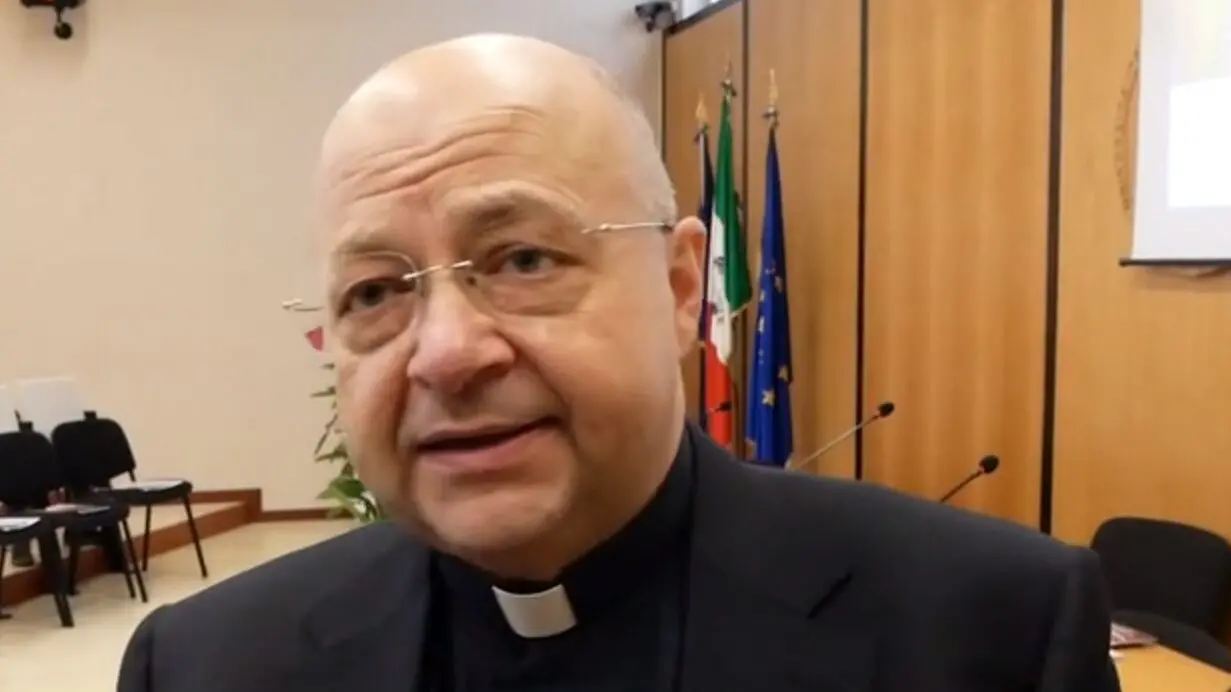 'Ndrangheta e politica, il sacerdote indagato si autosospende da ogni incarico e attacca la Procura: «Diffusione delle informazioni deviata»