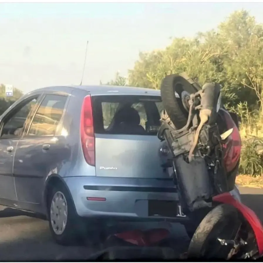 Roccella, scontro tra auto e moto sulla Statale 106: il centauro trasportato in ospedale