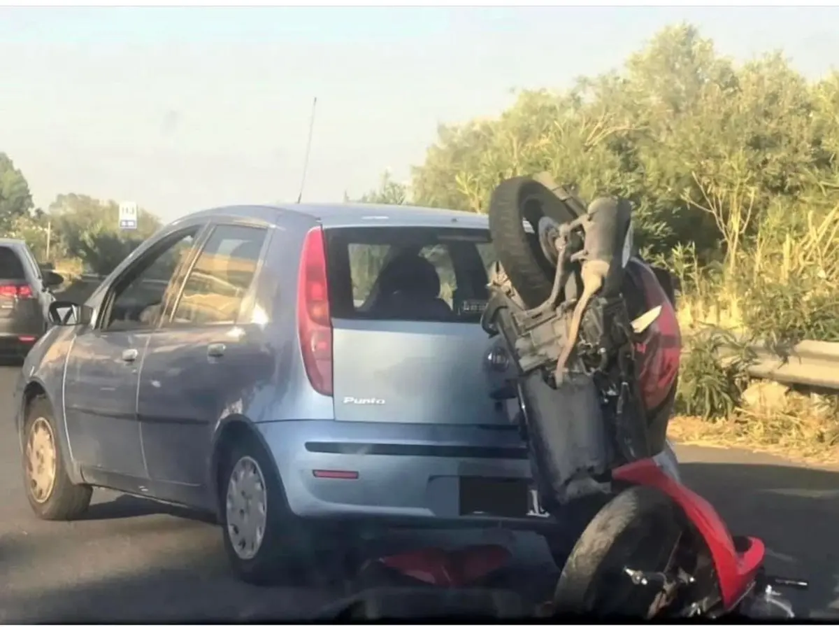 Roccella, scontro tra auto e moto sulla Statale 106: il centauro trasportato in ospedale