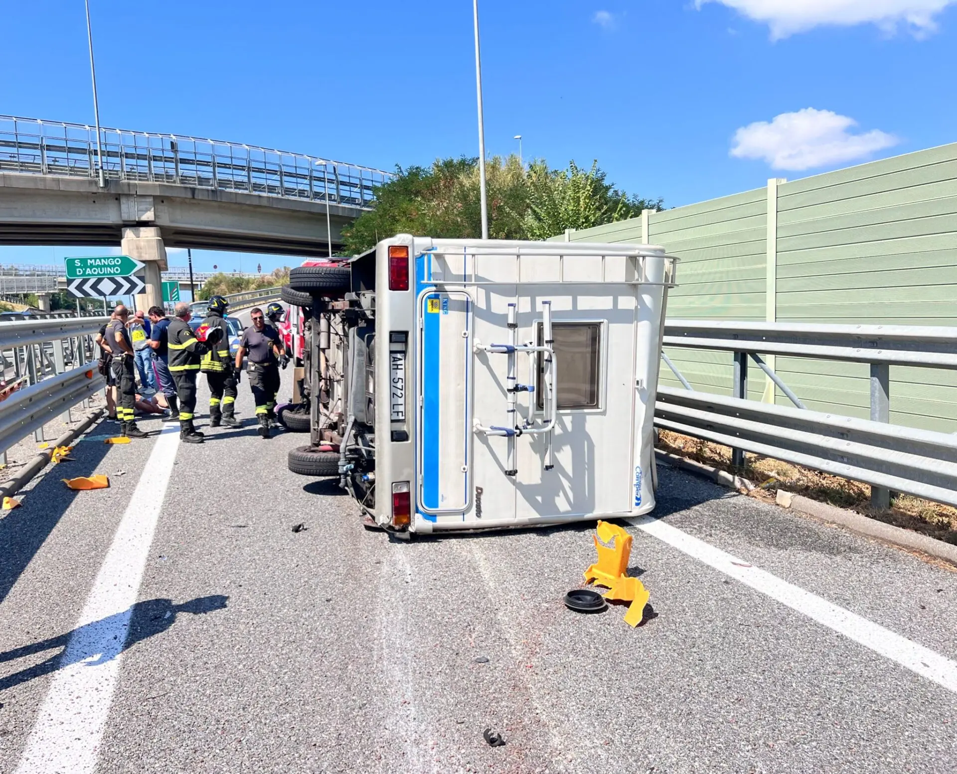 Due poliziotti di Siderno soccorrono e salvano due anziani da un camper ribaltato sulla A2