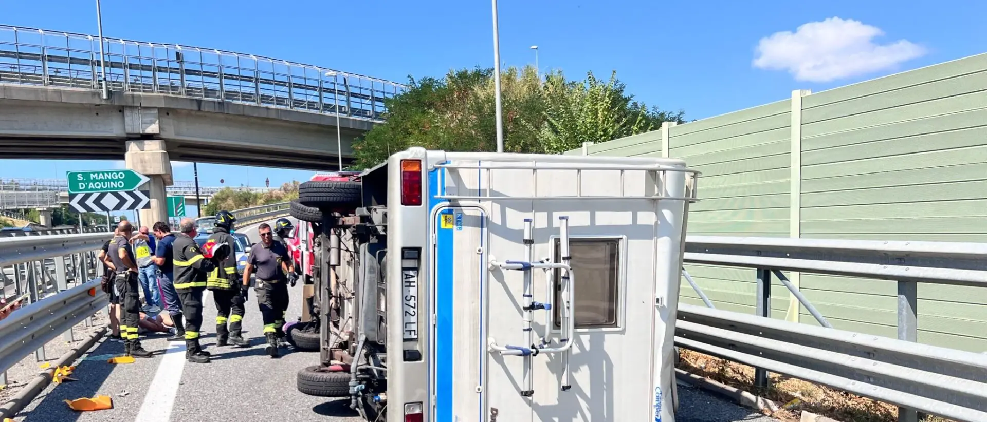 Due poliziotti di Siderno soccorrono e salvano due anziani da un camper ribaltato sulla A2