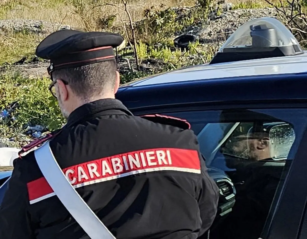 Gioia Tauro, faceva sniffare cocaina sul cofano della sua macchina e deteneva hashish: arrestato