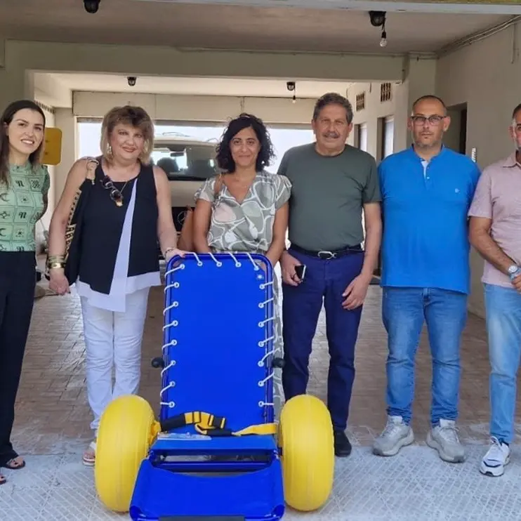 Bova Marina, l’associazione Emirat Shrine Rhegion dona una sedia Job per persone disabili alla Fondazione Marino