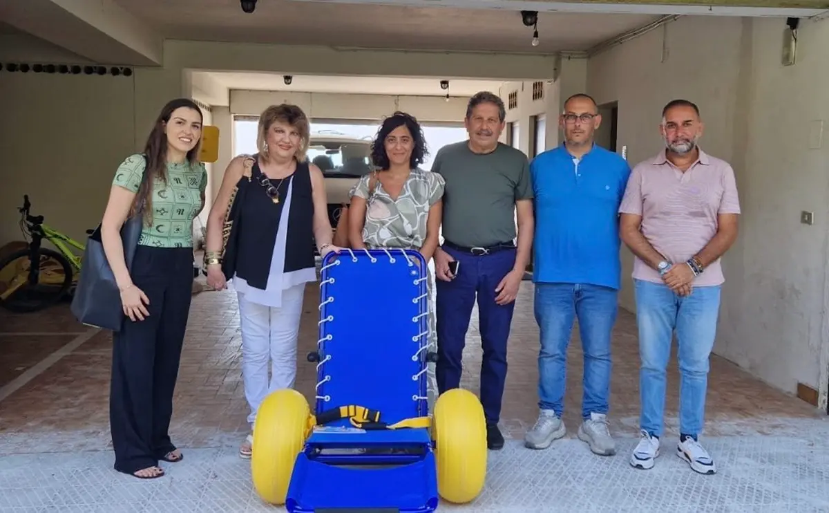 Bova Marina, l’associazione Emirat Shrine Rhegion dona una sedia Job per persone disabili alla Fondazione Marino