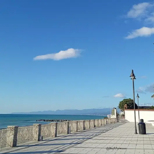 Estate 2024, i turisti incoronano Roccella: «Qui mare pulito e servizi garantiti»