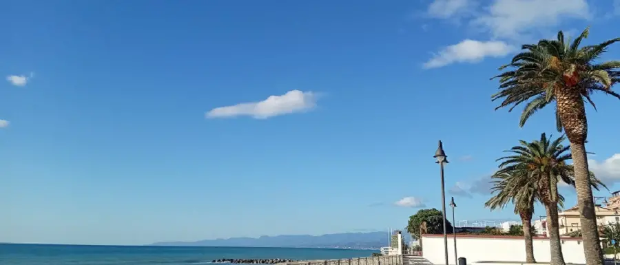 Estate 2024, i turisti incoronano Roccella: «Qui mare pulito e servizi garantiti»