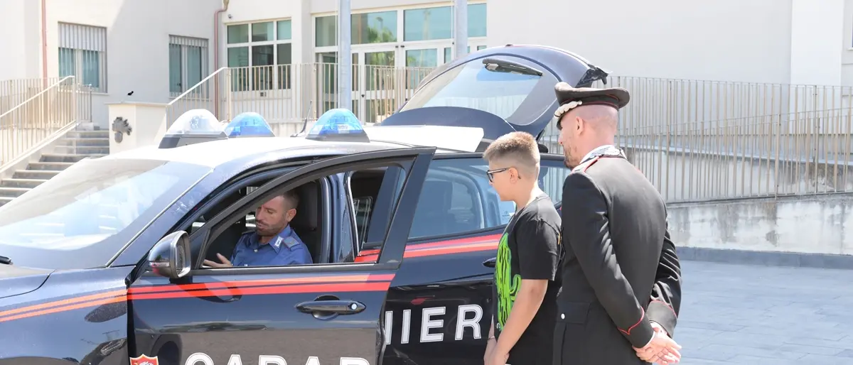 Locri, il bovalinese Antonio Pio in visita nella caserma dei carabinieri per donare la sua tesina interdisciplinare