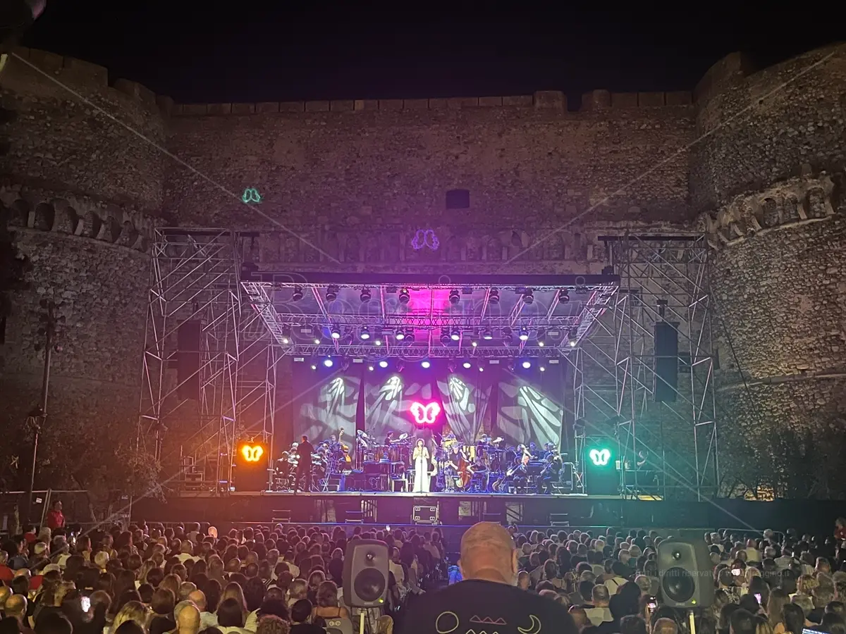 Fiorella Mannoia festeggia anche in riva allo Stretto i suoi 70 anni: «Reggio, senti che bel rumore...» - FOTO e VIDEO