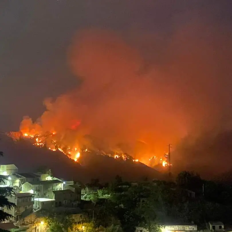 Ancora fiamme a Bagaladi, grosso incendio nel territorio del Parco Aspromonte