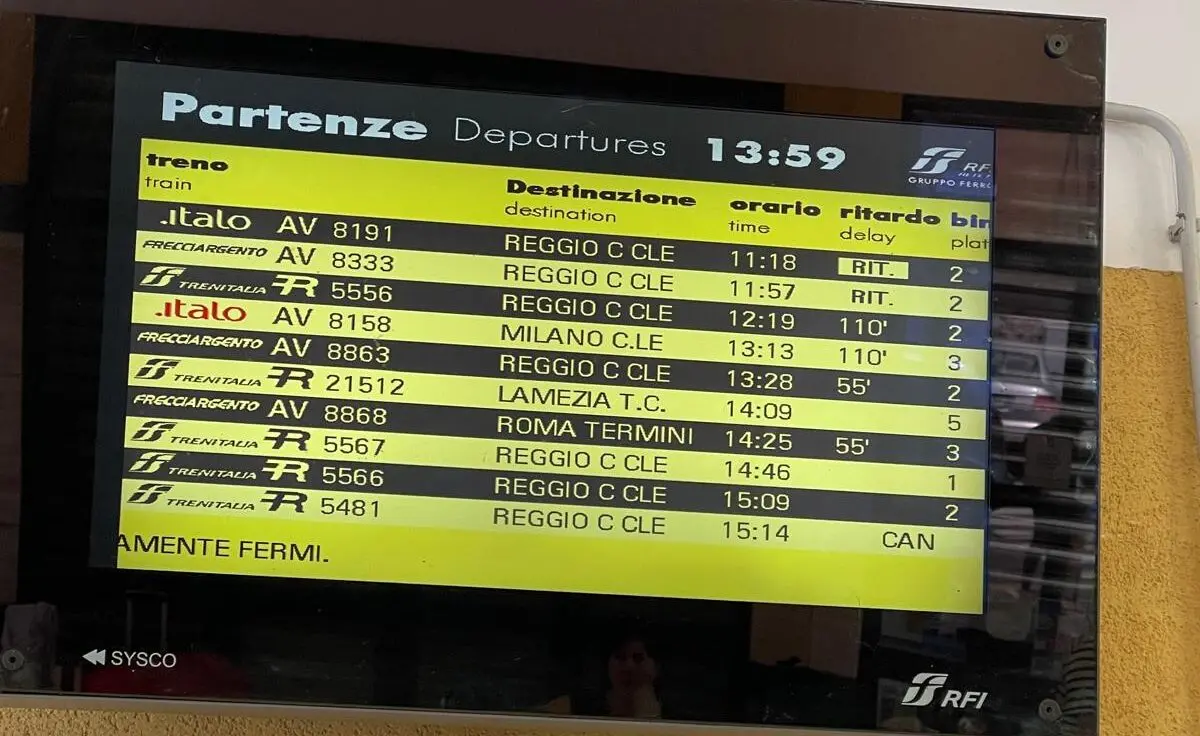 Forti ritardi su linea ferroviaria Paola - Reggio. Circolazione in graduale ripresa