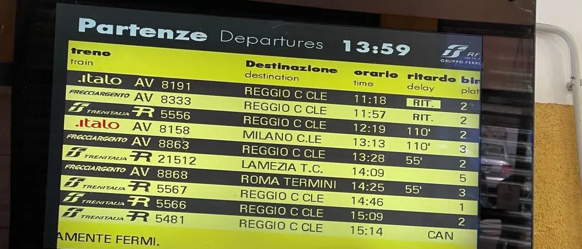 Forti ritardi su linea ferroviaria Paola - Reggio. Circolazione in graduale ripresa