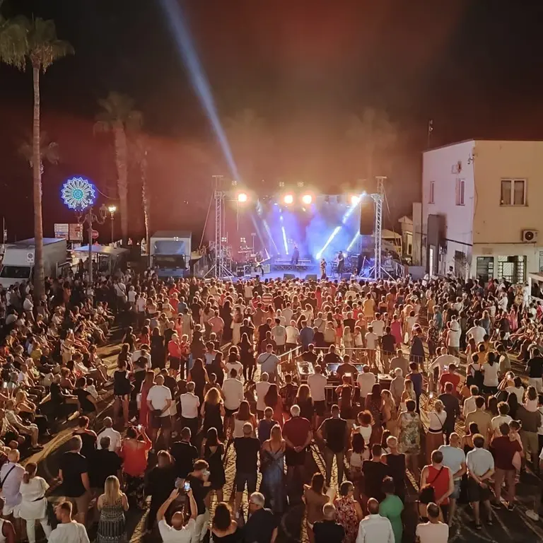 Bagnara, con Alexia si balla in piazza con la regina della pop disco