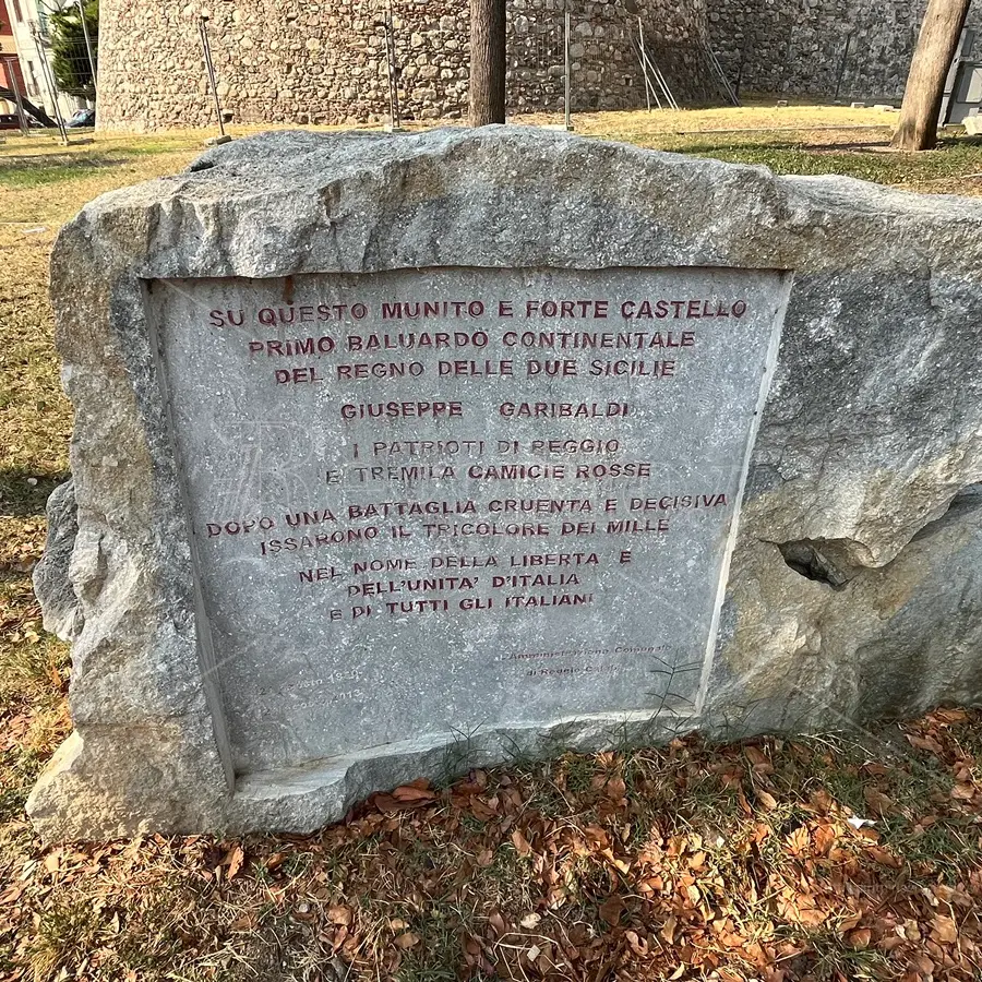 21 agosto 1860, al castello di Reggio Garibaldi e tremila Camicie rosse