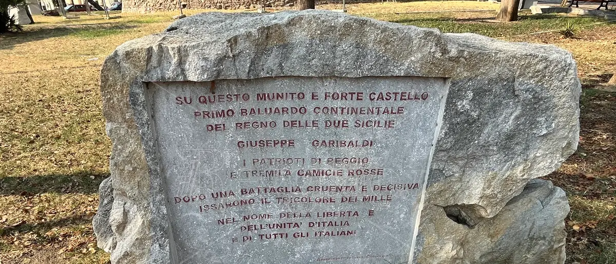 21 agosto 1860, al castello di Reggio Garibaldi e tremila Camicie rosse
