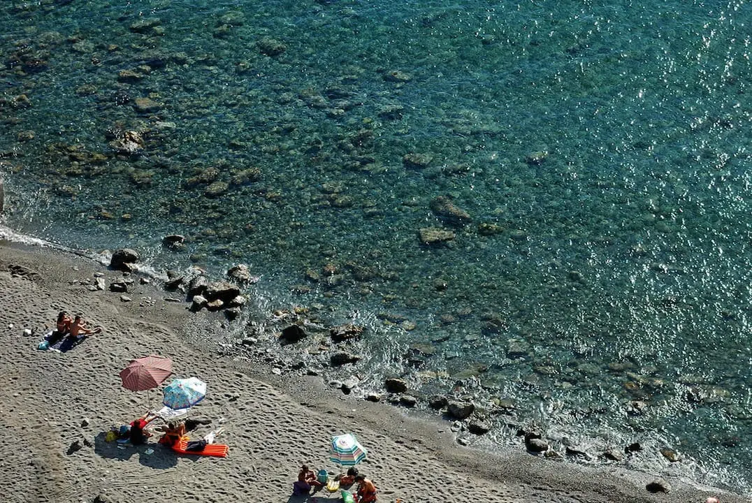 Un mare da sogno nel basso ionio reggino: paradiso di acque cristalline ed accoglienza calorosa